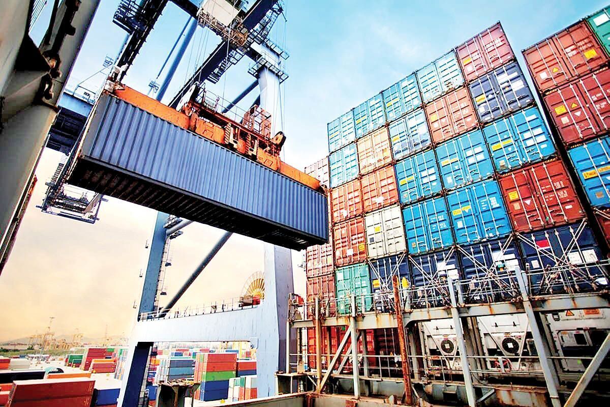 علیرضا گچ‌پززاده، معاون ارزی بانک مرکزی، اعلام کرد که امسال تاکنون بیش از ۳۳ میلیارد دلار ارز برای سه وزارتخانه تخصیص یافته که ۲۸ میلیارد دلار از آن تأمین شده است و تاکنون بیش از ۶.۵ میلیارد دلار برای کالا‌های اساسی و دارو اختصاص داده‌ایم.