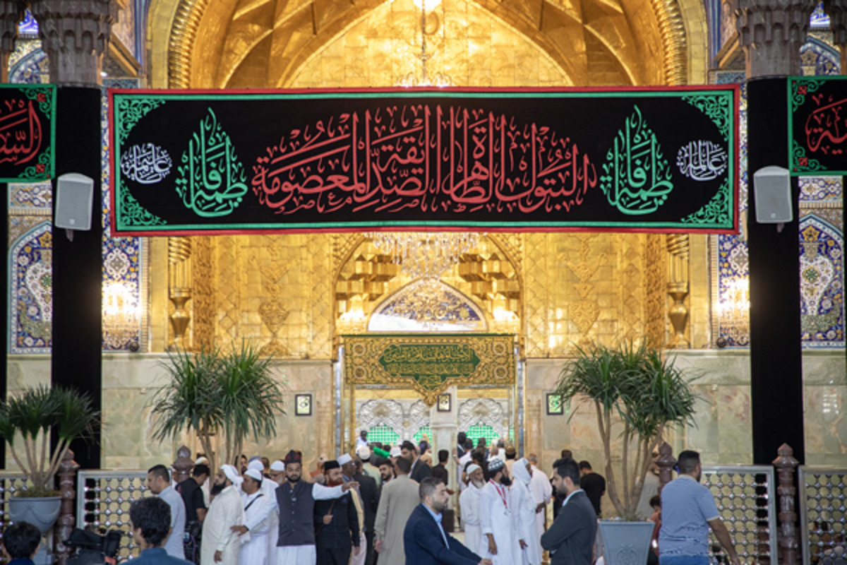 حرم امام حسین(ع) برای عزاداری فاطمیه به روایت ۴۰ روز پس از رحلت پیامبر (ص) سیاهپوش شده است.