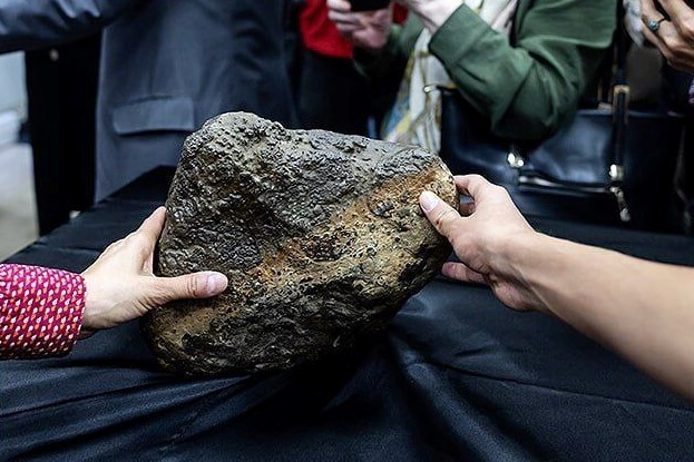 شهابسنگ ۲۱ کیلویی در موزه برج آزادی تهران به نمایش درآمد شهابسنگ ۲۱ کیلویی در موزه برج آزادی تهران به نمایش درآمد