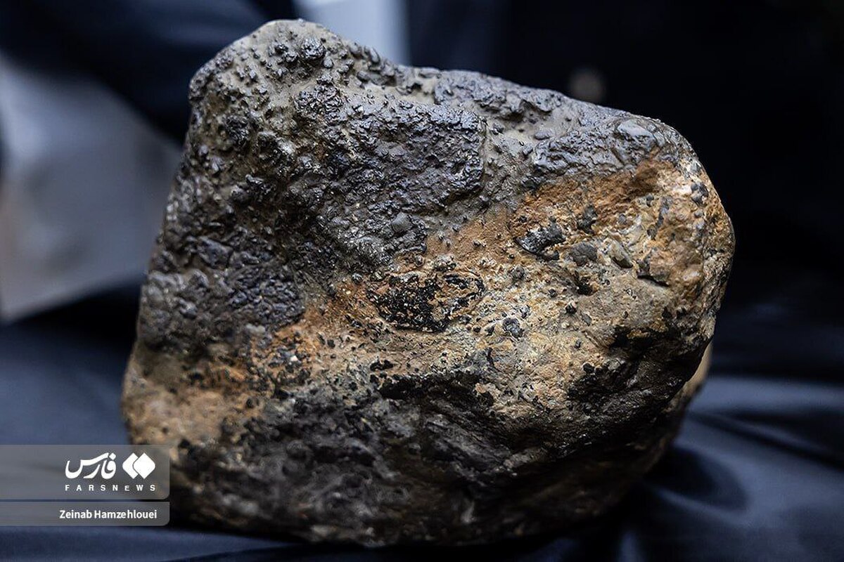 تازه‌ترین شهاب‌سنگ سیارکی ایران و خاورمیانه با وزن ۲۱ کیلو و ۴۲۰ گرم، امروز دوشنبه ۷ مهرماه، در موزه شهاب‌سنگ برج آزادی رونمایی شد.