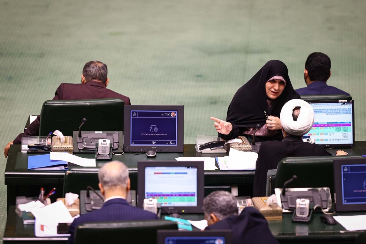 جمعی از نمایندگان مجلس شورای اسلامی در تذکراتی، خواهان ورود دولت به بازنشستگی اجباری ۴۰۰ استاد دانشگاه فرهنگیان، رسیدگی به وضعیت معیشتی مردم و کنترل قیمت‌ها و حمایت از بازنشستگان و کارکنان شوراهای حل اختلاف شدند.