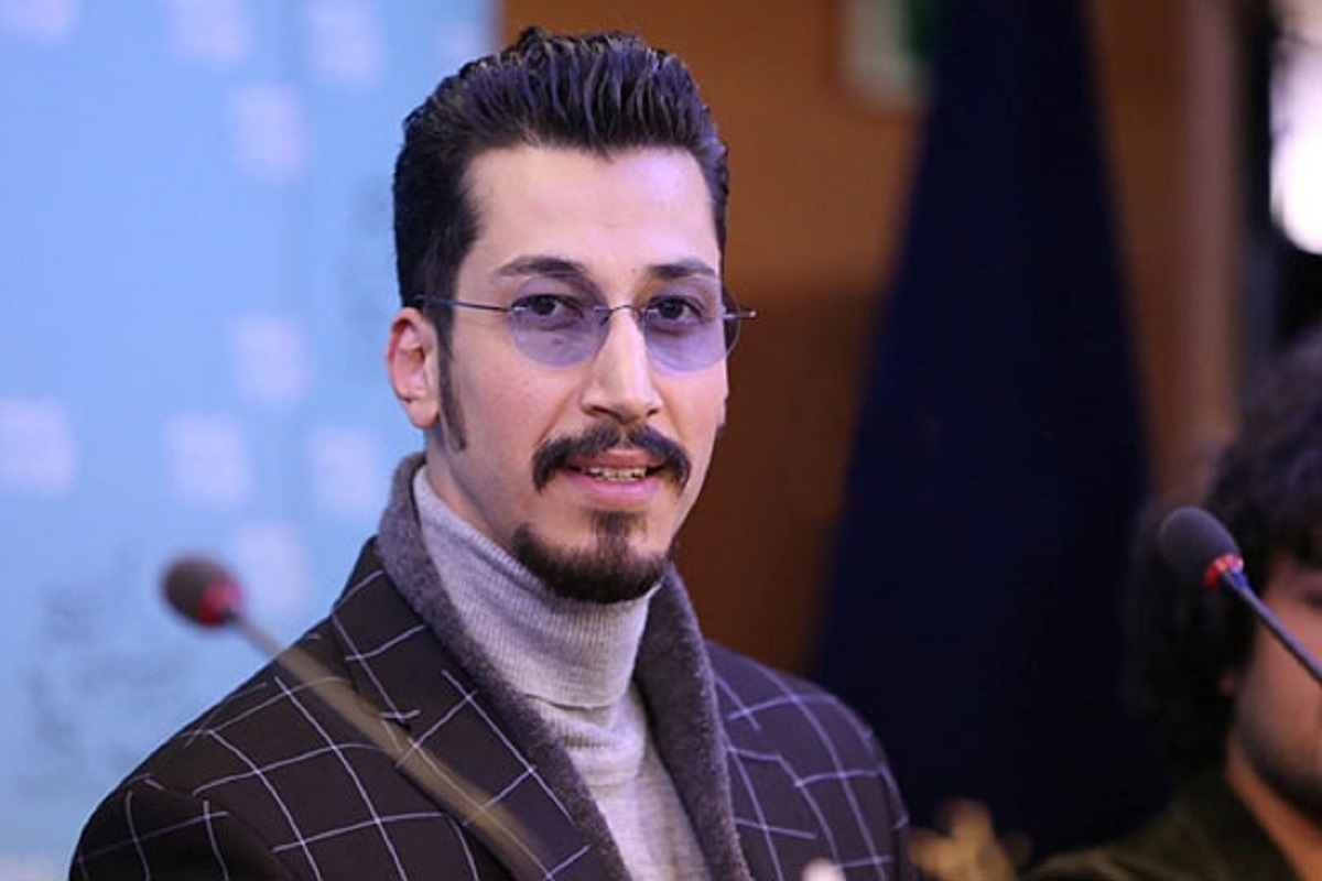 «بهرام افشاری» بازیگر برای نمایش «سی‌صد» با گریمی متفاوت در تورنتو روی صحنه رفت.