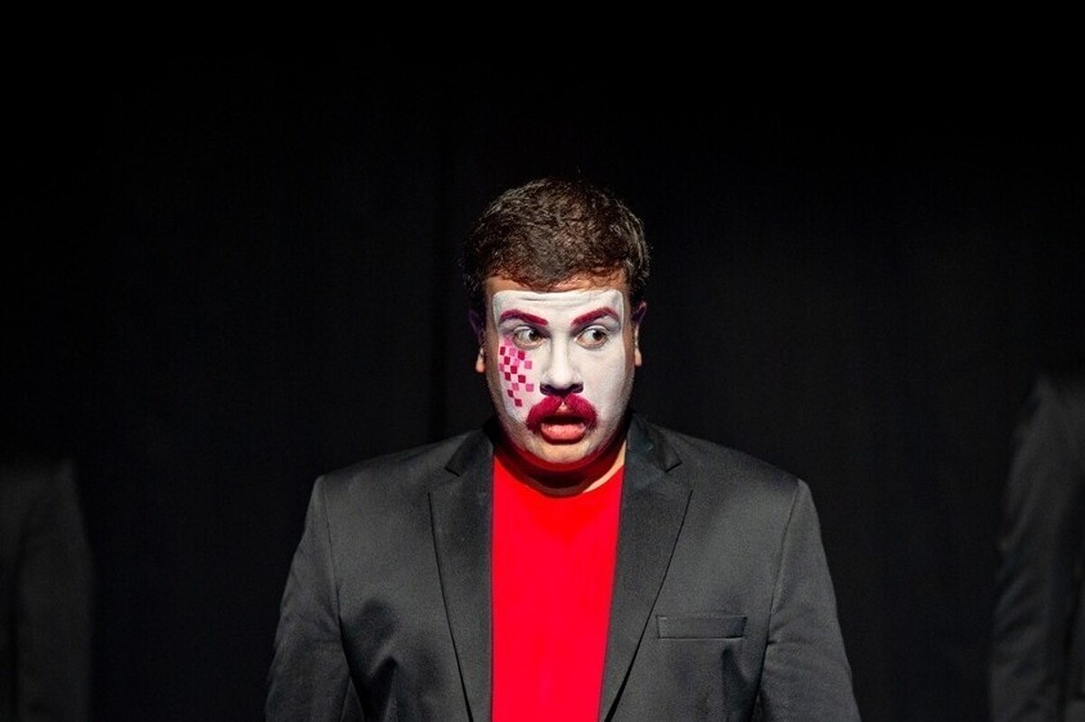 نمایش «صندلی» با جهان یک بازی موبایلی، رقابت و طنزی آشنا را به صحنه می‌آورد و تماشاگر را هم سرگرم و هم به فکر فرو می‌برد.