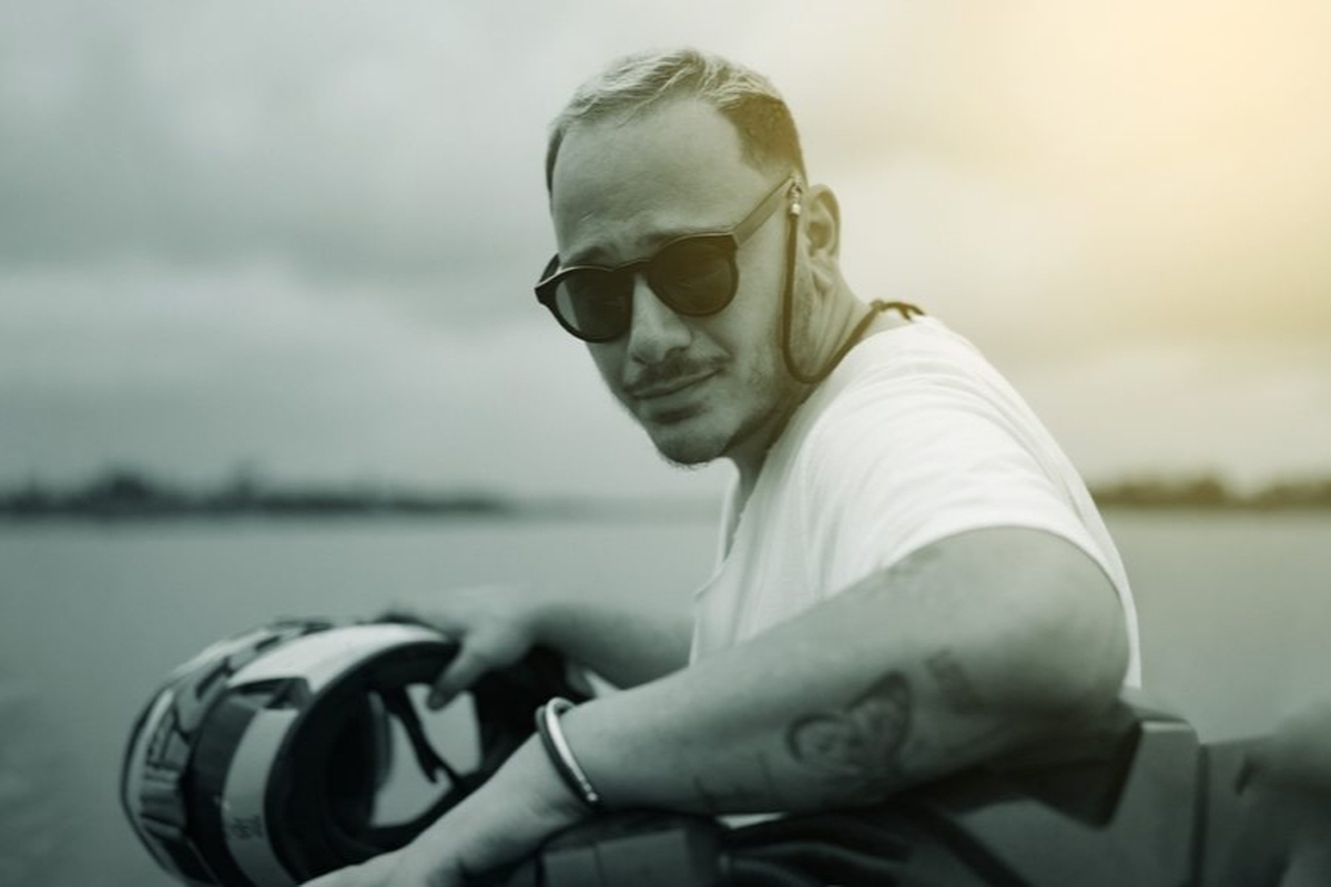 اشوان، خواننده جوان کشورمان ابتدا کنسرت‌های خود را به دلیل علائم ویروسی لغو کرد، سپس با تشدید بیماری به جراحی تن داد.