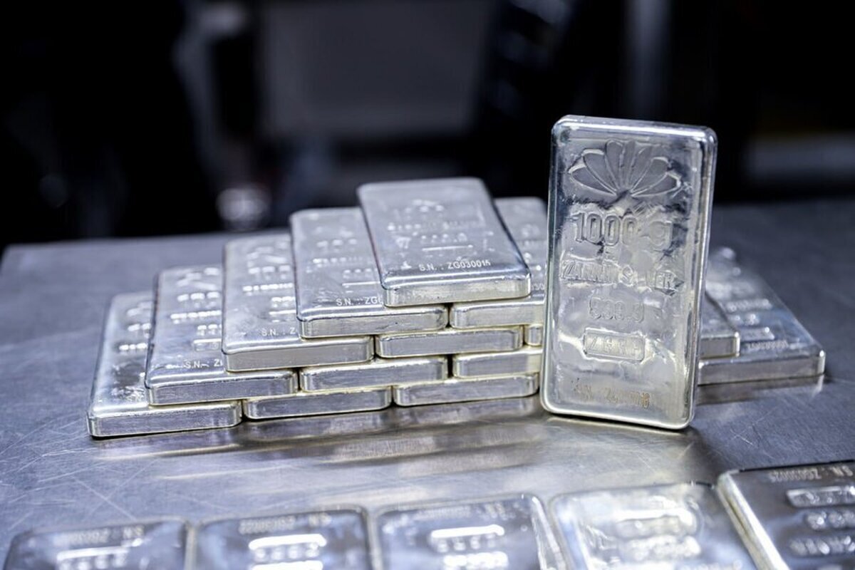 قیمت نقره امروز سه شنبه ۸ مهر ۱۴۰۴ با کاهش بازگشایی شد.