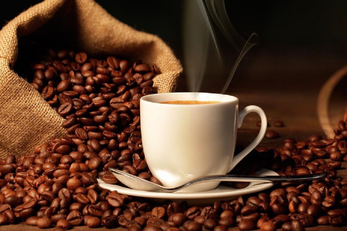 تا همین چند سال پیش، قهوه برای خیلی از ما یک نوشیدنی خارجی، کمی فانتزی و حتی لوکس بود، اما حالا به بخشی از روزمرگی‌هایمان تبدیل شده است. به مناسبت فرارسیدن روز جهانی قهوه، این گزارش روایت ما از عطر دل‌انگیز و تلخی مطبوع قهوه است که امروز پررنگ‌تر از همیشه مهمان زندگی ماست.