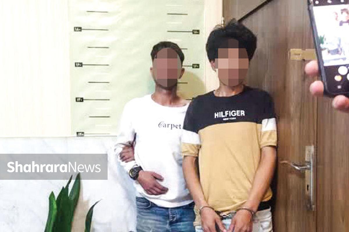 دو متهمی که در زندان با یکدیگر آشنا شده بودند، همچون داستان برخی فیلم‌های کمدی، در زندان از مجرمان قدیمی، شگرد‌های دزدی و فرار را آموختند و قرار گذاشتند پس از آزادی، با هم همکاری کنند.