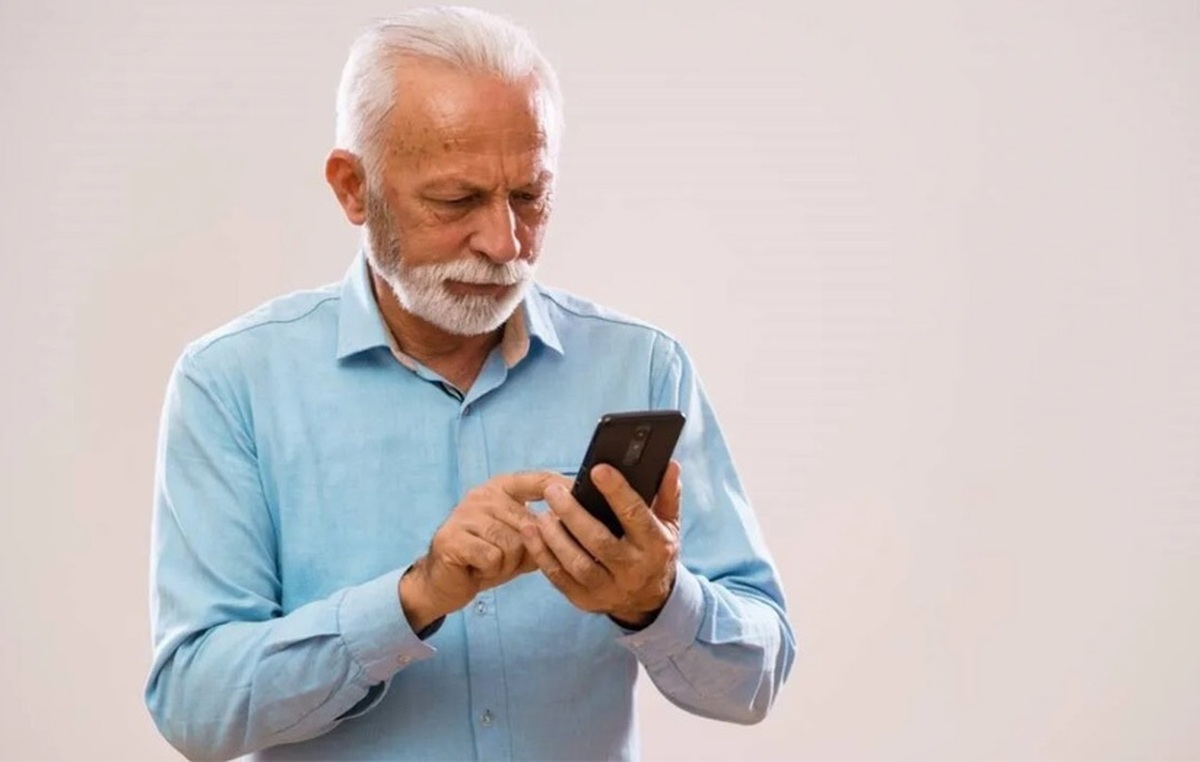 متخصص طب سالمندان در توضیح یکی از مهم‌ترین چالش‌های زندگی نسل سالمند می‌گوید: تنهایی دیجیتال، یکی از مسائل پنهان، اما بسیار تأثیرگذار بر کیفیت زندگی سالمندان است.