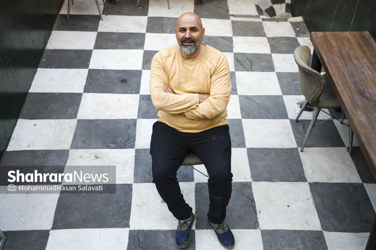 علی مشهدی تو «۳۶۰ درجه» از قصه‌هایی گفت که هنوز بعد بیست سال تماشاگر دارن؛ از «سه‌درچهار» و «نوروز رنگی» تا خاطرات تلخی که با بعضی تهیه‌کننده‌ها گذشت. از عشقش به مشهد گفت، از سختی‌های مسیر، و از این حقیقت تلخ:
«برای شکار نهنگ باید به اقیانوس رفت… و تهران همون اقیانوسه.» اما پشت همه‌ی این تجربه‌ها یه چیز پررنگه:
شوقِ نوشتن. چیزی که هنوز براش مثل اولین روز، تازه و زنده‌ست. این‌بار در «۳۶۰ درجه»، روایتِ بی‌پرده‌ی علی مشهدی رو بشنوید؛ جایی که هنر و زندگی به هم می‌رسند.