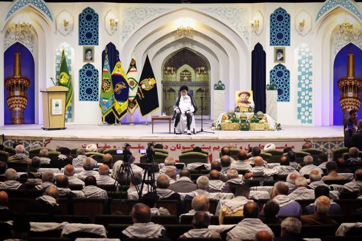 در مراسم تجلیل و تکریم پیشکسوتان دفاع مقدس استان خراسان رضوی، نماینده ولی‌فقیه در استان با بازخوانی مفهوم غیبت امام معصوم(ع) و نقش آن در استمرار فرهنگ انتظار و ولایت، بر ضرورت پاسداری از ارزش‌های دینی و انقلابی تأکید کرد.