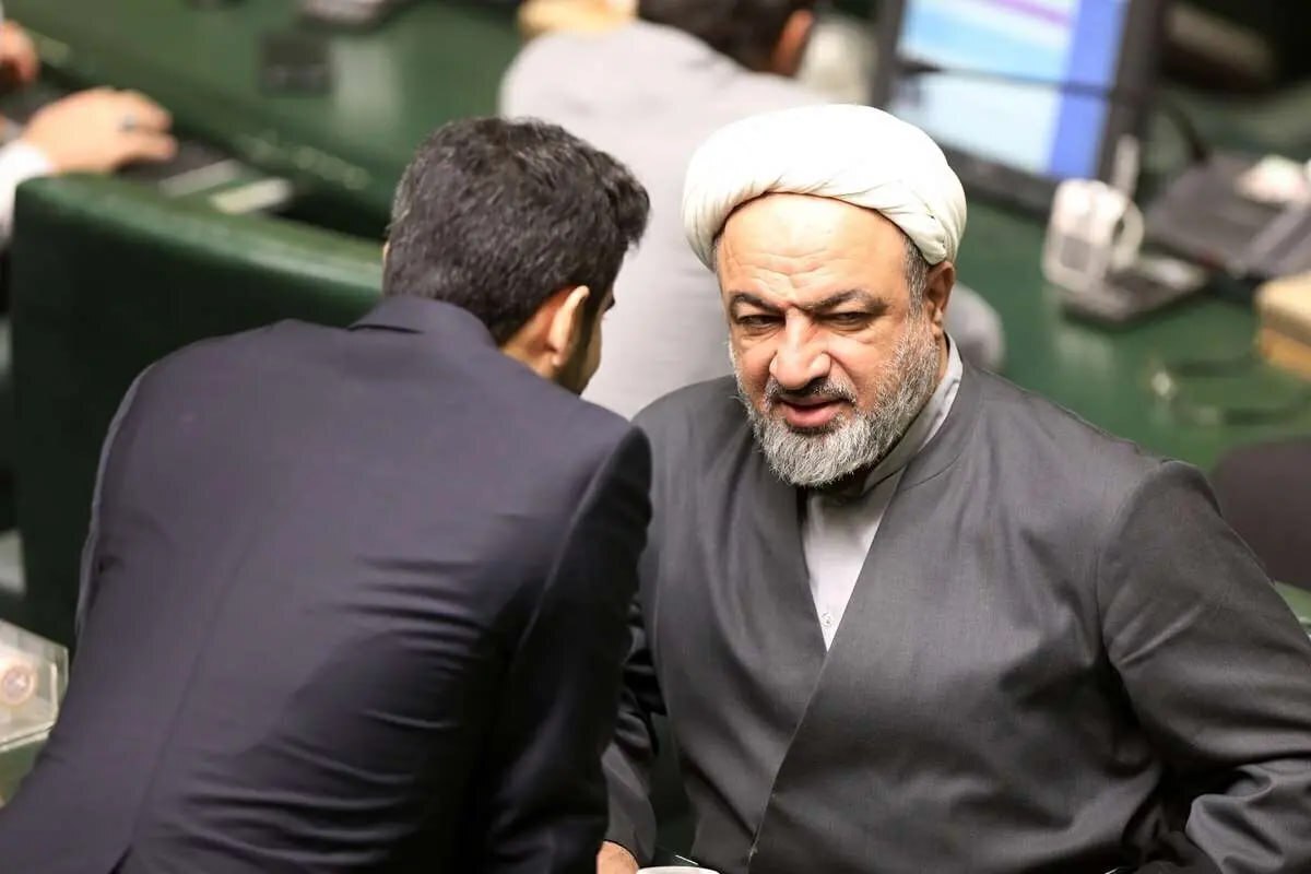 نماینده مردم تهران در مجلس شورای اسلامی در تذکری ادعا کرد که دیوان محاسبات در نامه‌ای اعلام کرده است که تمام امضا‌های محمدرضا عارف معاون اول رئیس جمهور غیرقانونی است.