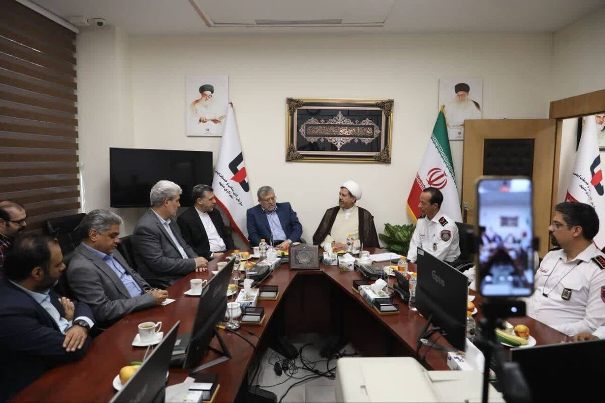 به مناسبت هفته ایمنی و آتش‌نشانی، رئیس‌کل دادگستری خراسان رضوی و دادستان عمومی و انقلاب به همراه شهردار مشهد مقدس، با حضور در ستاد فرماندهی سازمان آتش‌نشانی و خدمات ایمنی این شهر، ضمن خداقوت به آتش‌نشانان، در جریان آخرین وضعیت ایستگاه‌ها و اقدامات ایمنی شهری قرار گرفتند.