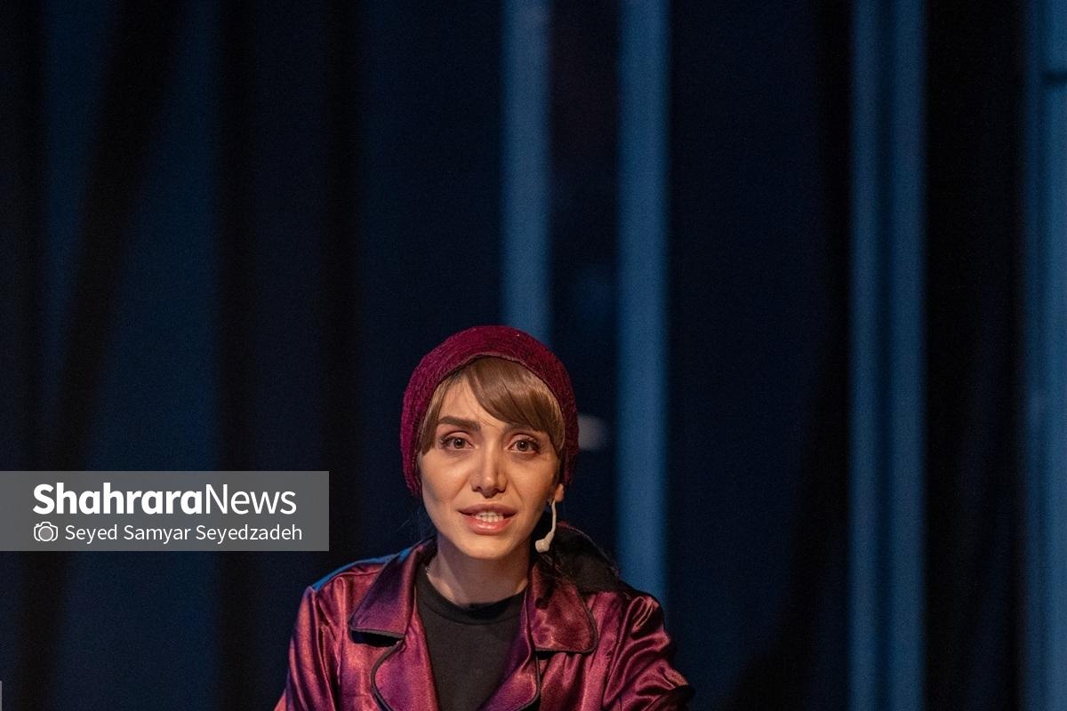 نمایش «آن‌سوی آینه» به کارگردانی حسین اکبرپور که این روزها در پردیس تئاتر مستقل روی صحنه می‌رود، تجربه‌ای از دیدن حقیقت‌های پنهان در زندگی است.