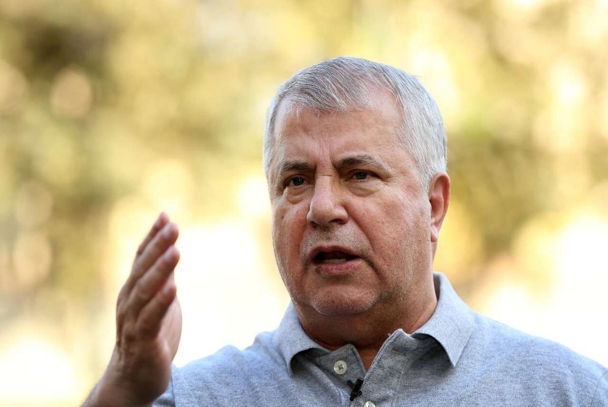 علی پروین با تکذیب دخالت فنی در امور پرسپولیس تأکید کرد که درویش در شرایط کنونی بهتر است که از این تیم جدا شود.