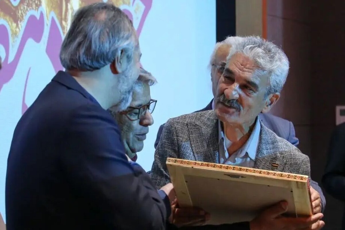 در مراسمی ویژه با حضور رئیس سازمان سینمایی و جمعی از هنرمندان، نشان درجه اول هنری به جعفر دهقان، بازیگر پیشکسوت سینمای دفاع مقدس اعطا شد.