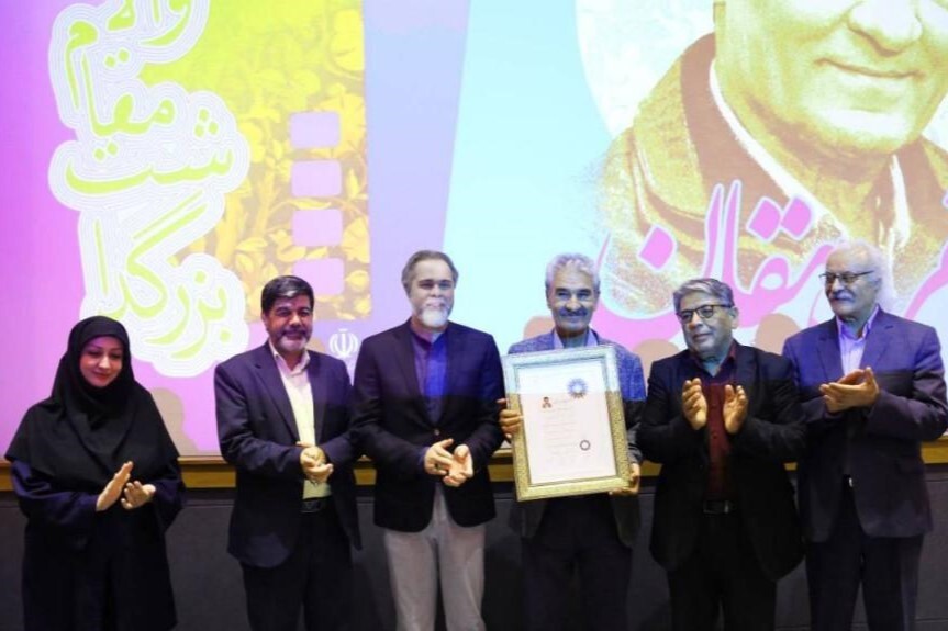 نشان درجهیک هنری به جعفر دهقان اهدا شد نشان درجهیک هنری به جعفر دهقان اهدا شد