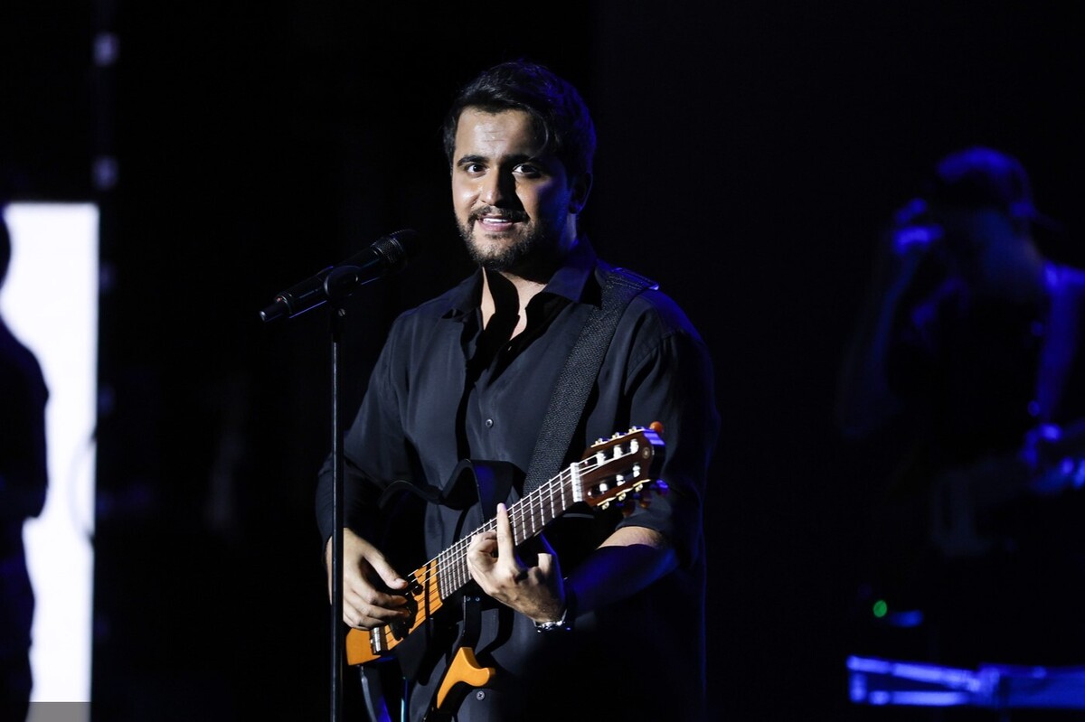 عرشیاس، خواننده پاپ، تنها چند ساعت پس از درگذشت برادرش، در اجرای زنده خود خبر این اتفاق را با مخاطبانش در میان گذاشت. این خواننده که طبق برنامه قبلی روی صحنه حاضر شده بود، در میانه اجرا با بغض و اندوه از دست دادن برادرش، این خبر تلخ را به تماشاگران اعلام کرد.