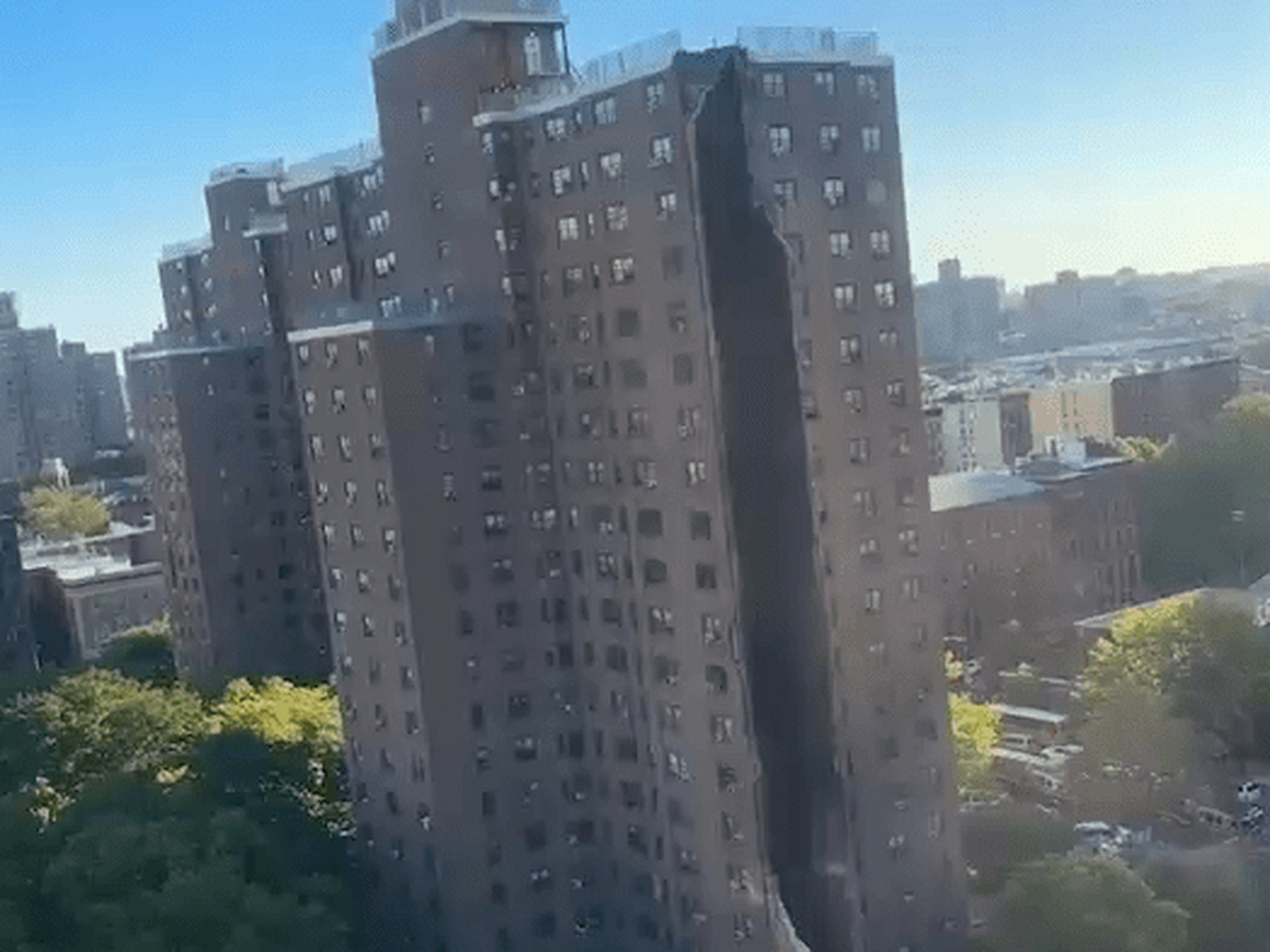 وقوع انفجار شدید در نیویورک آمریکا روز چهارشنبه باعث ریزش بخشی از یک مجتمع مسکونی شده است.