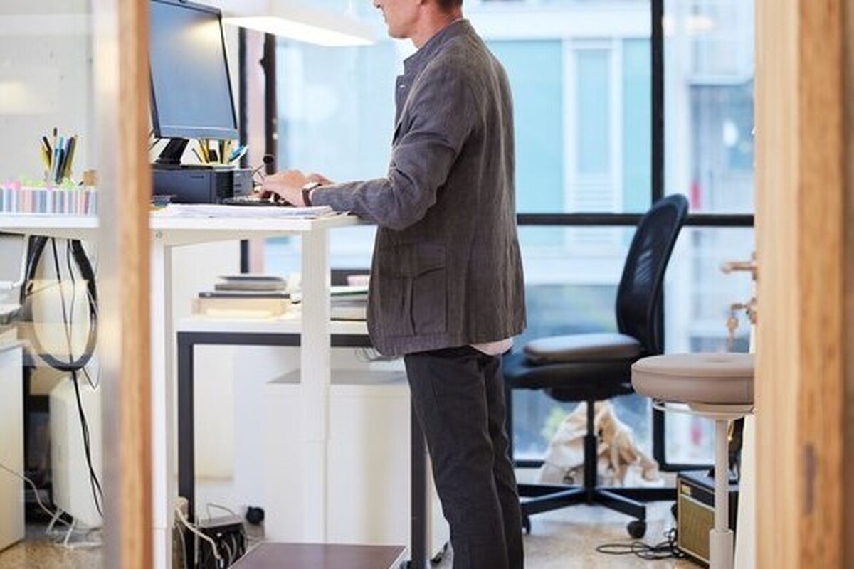 برخی متخصصان به افرادی که به هر دلیلی در طول روز زیاد پشت میز می‌نشینند، توصیه می‌کنند که از میز‌های ایستاده استفاده کنند با این حال یک مطالعه اخیر شواهد جدیدی از مضرات این توصیه ارائه کرده است.