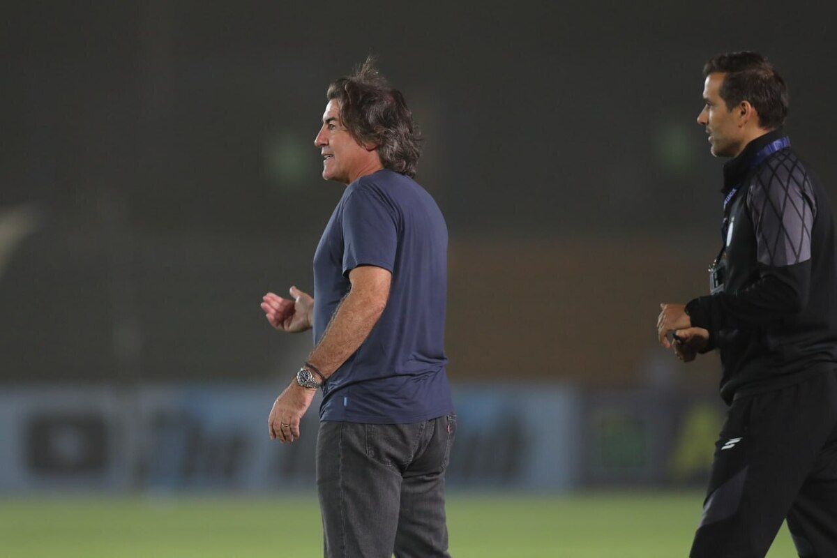 ساپینتو توسط هواداران استقلال اخراج شد