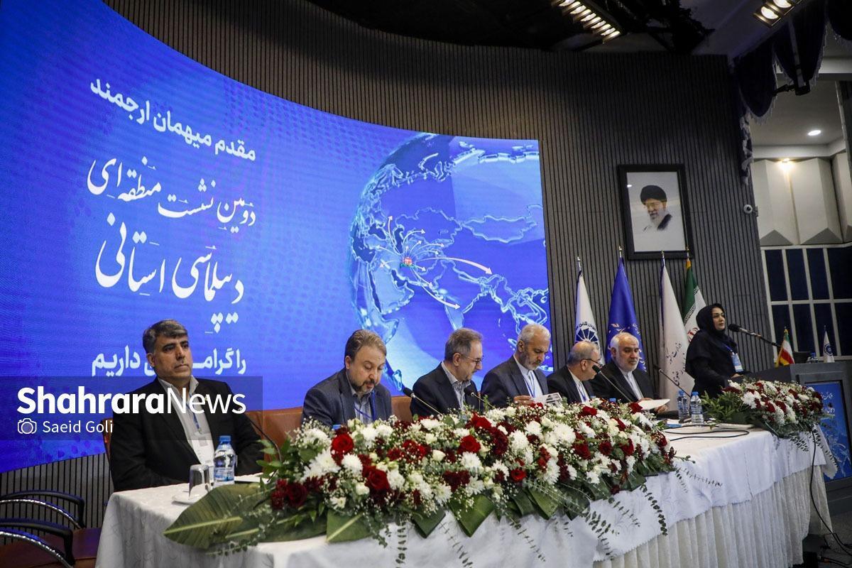 دومین روز نشست منطقه‌ای دیپلماسی استانی با برگزاری دو میزگرد تخصصی «همکاری اقتصادی، استانی، تجاری، سرمایه‌گذاری و مناطق آزاد» و «پیوند اقتصاد ملی و منطقه‌ای از مسیر فناوری‌های نوین و دانش‌بنیان» در مشهد از صبح امروز آغازبه‌کار کرد.