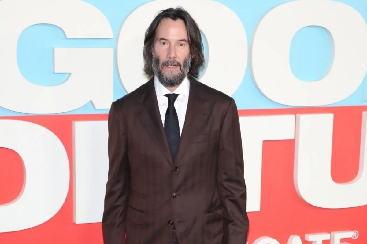 تیم محافظتی و بادیگارد های کیانو ریوز هنرپیشه مشهور هالیوود و فیلم ماتریکس با یکی از طرفداران او که قصد داشت سوار اتومبیل او شود درگیر شدند و او را به روی زمین انداختند.