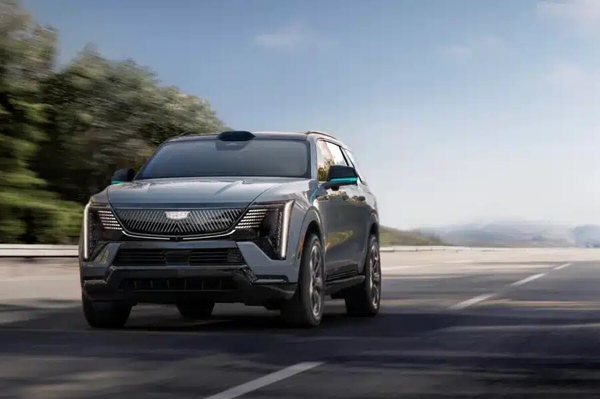 جنرال موتورز اعلام کرده است در سال ۲۰۲۸ از سامانه رانندگی کاملاً خودکار خود رونمایی می‌کند. فناوری‌ای که رانندگان را از استفاده از دست و نگاه به جاده بی‌نیاز می‌سازد.