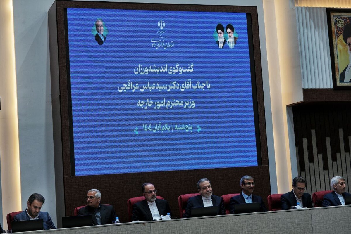 وزیر امور خارجه کشومان صبح امروز، در دیدار با جمعی از نخبگان هیئت‌های اندیشه‌ورز مشهد به بیان دیدگاه‌ها و تبادل اطلاعات با این جامعه پرداخت.