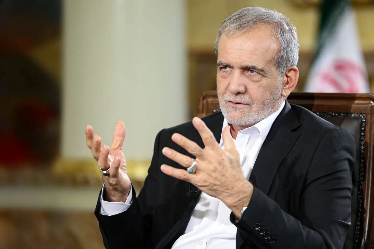 رئیس جمهور با اشاره به ظرفیت‌های اقتصادی و جغرافیایی آذربایجان اظهار داشت: آذربایجان بهترین مکان برای توسعه تجارت و سرمایه‌گذاری است. قابل قبول نیست در استانی با چنین امکانات و موقعیتی، مردم با مشکلات اقتصادی و معیشتی مواجه باشند. نمایندگان و فعالان اقتصادی باید با همکاری یکدیگر برنامه‌ریزی کنند. هر جا مانعی وجود دارد، دولت آماده است آن را برطرف کند تا مسیر توسعه باز شود.