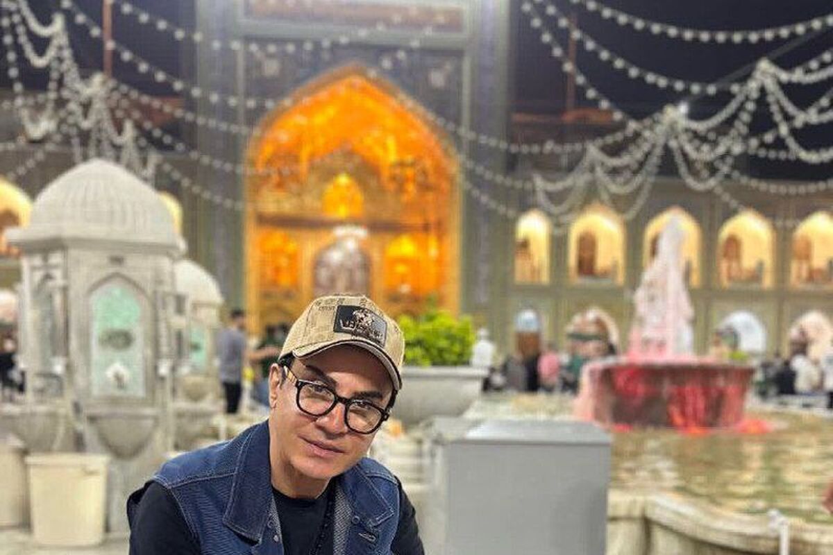 داریوش فرضیایی معروف به عمو پورنگ با حضور در حرم امام رضا(ع) لباس خدمت پوشید و به زائران سالمند در زیارت ضریح نورانی امام هشتم کمک رساند.