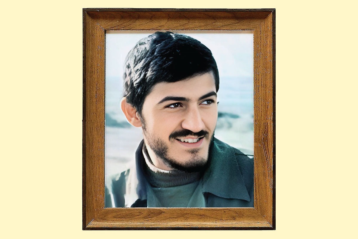 در «مجنون» دوربین به قلب عملیات خیبر و جزیره مجنون می‌رود و برشی فشرده از زندگی برادران شهید مهدی و مجید زین‌الدین را روایت می‌کند.