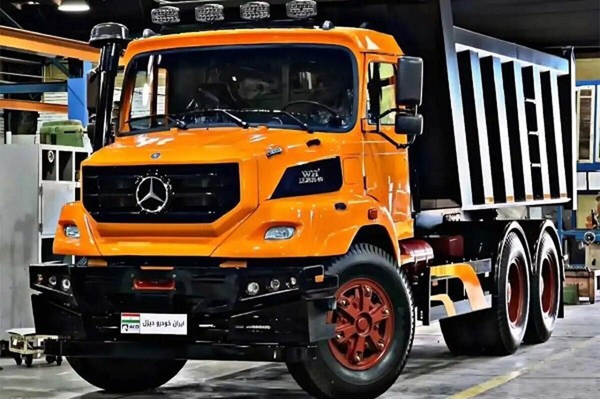 بیش از ۶۰ سال است که جاده‌های ایران در تصرف غول‌های نارنجی چغر و بدبدنی است که حالا با اعلام ایران‌خودرو قرار است با چهره‌ای تازه به جاده برگردند. این گزارش، روایتی است از مشخصات دقیق «بنز ۱۰تن مایلر» در نسخه «نیوفیس ۲۰۲۵»؛ همان رفیق جان‌سخت جاده‌ها، همان خاطره همیشه‌زنده رانندگان ایرانی.