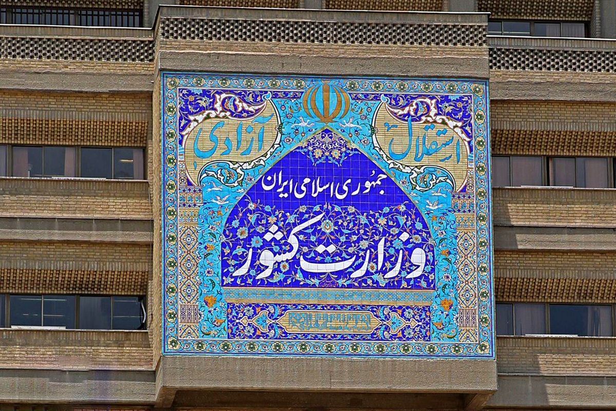 معاون هماهنگی امور اقتصادی و توسعه منطقه‌ای وزارت کشور با بیان اینکه «بعضی از اختیاراتی که به یکپارچگی کشور آسیب نمی‌زند و حکمرانی را دچار اغتشاش نمی‌کند، با یک وسواسی استخراج شدند و نظر تمام مراجع مختلف نیز درباره آنها اخذ شده است تا به استانداران تفویض شوند»، تاکید کرد: در واقع این اختیارات فقط ابزاری هستند که موجب رشد و شکوفایی اقتصادی مناطق می‌شود.