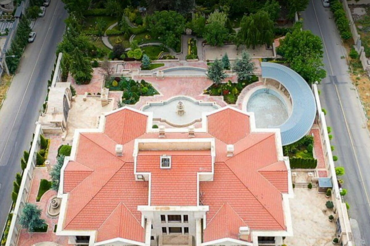 قوه قضاییه اعلام کرد: ویلای ۸ هزار متری «اکبر رحیمی درآباد» متهم ردیف اول پرونده چای دبش به ارزش بالغ بر پنج هزار میلیارد تومان به منظور رد مال به بانک ملت تحویل داده شد تا از بدهی این بانک کسر شود.