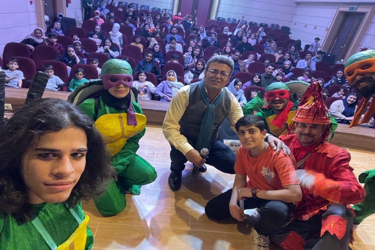 نمایش موزیکال «سهراب و سارا و لاک‌پشت‌های نینجا» تازه‌ترین اثر عبدالرضا افشارزاده، با ترکیبی از موسیقی، قصه‌پردازی و شخصیت‌های محبوب کودکانه، می‌کوشد مفاهیم «شهروندی»، «قانون‌مداری»، «همدلی» و «انسجام ملی» را در ذهن کودکان نهادینه کند.