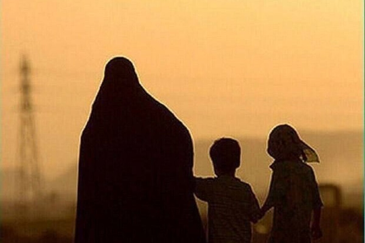 این روایت‌ها، قصه زنان سرپرست‌خانواری است که سال‌هاست در برابر طوفان زندگی ایستاده‌اند. زنانی که نه تسلیم سختی‌ها شده‌اند و نه دست از امید کشیده‌اند؛ فقط قامتشان زیر بار مشکلات اندکی خمیده است، اما هنوز در مسیر باد، ایستاده‌اند.