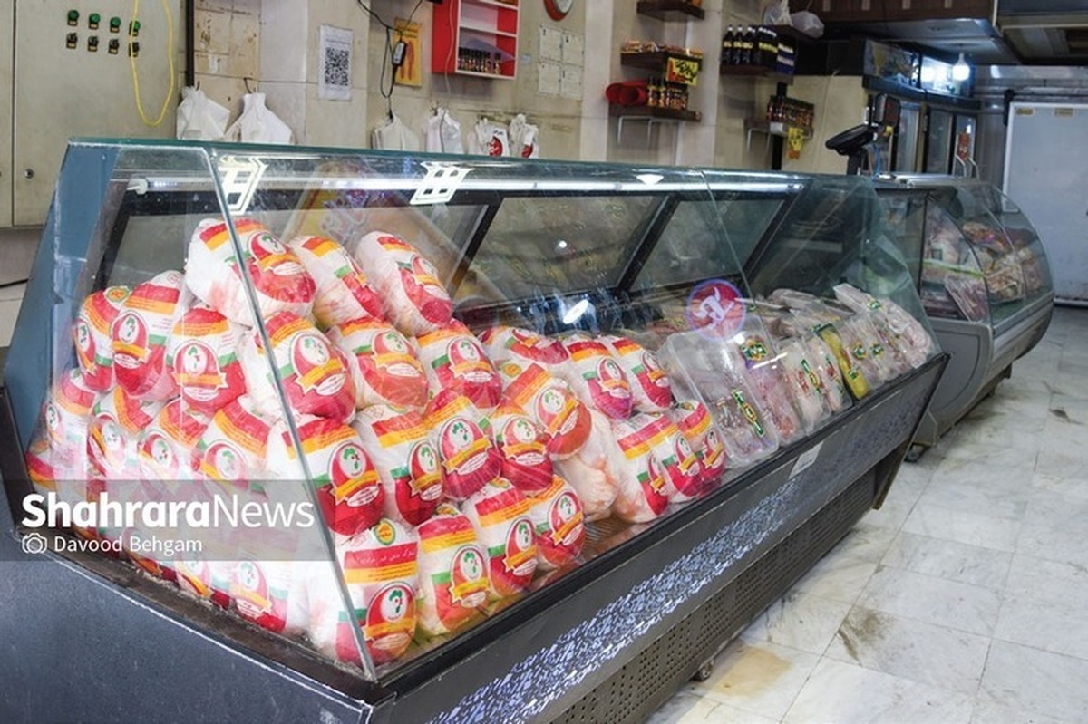 در حالی که قیمت مصوب مرغ چندی پیش از سوی دولت ۱۳۵ هزار و ۷۰۰ تومان اعلام شده، اما اکنون طبق اعلام رسانه‌ها، مرغ در بازار‌های تهران بین ۱۴۰ تا ۱۵۰ هزار تومان نوسان دارد و در برخی مناطق به ۱۶۰ هزار تومان نیز رسیده است.