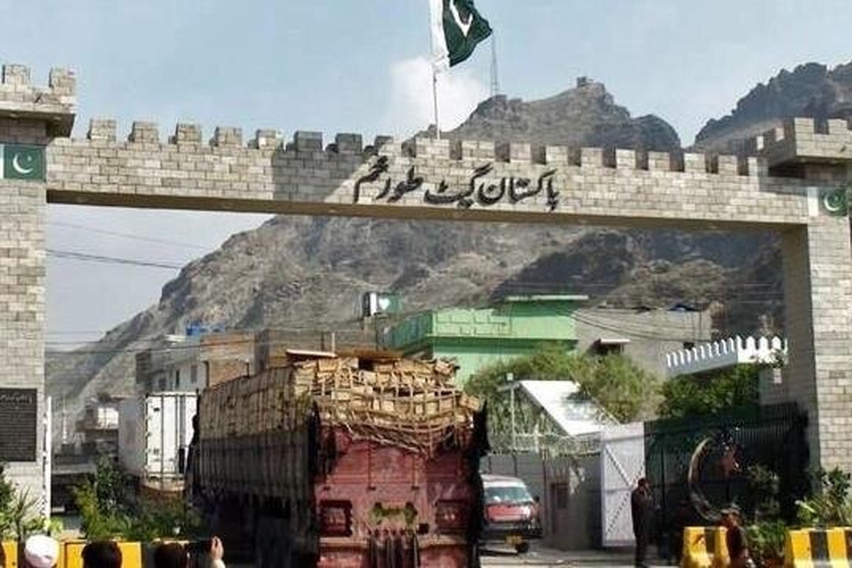 مقام‌های افغانستان اعلام کردند پاکستان امروز (شنبه) گذرگاه مرزی مهم «تورخم» بین ۲ کشور را که در پی درگیری‌های مرزی بسته شده بود به صورت محدود و به جهت بازگشت هزاران نفر از آوارگان افغانستانی به وطنشان باز کرده است.