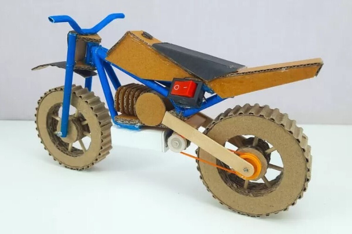 بچه‌های دوست‌داشتنی بیایید در کنار هم لذت کاردستی را با ساختن یک موتورسیکلت بامزه کوچولو که در این ویدئو با شیوه ساخت آن آشنا می‌شوید تجربه کنیم.