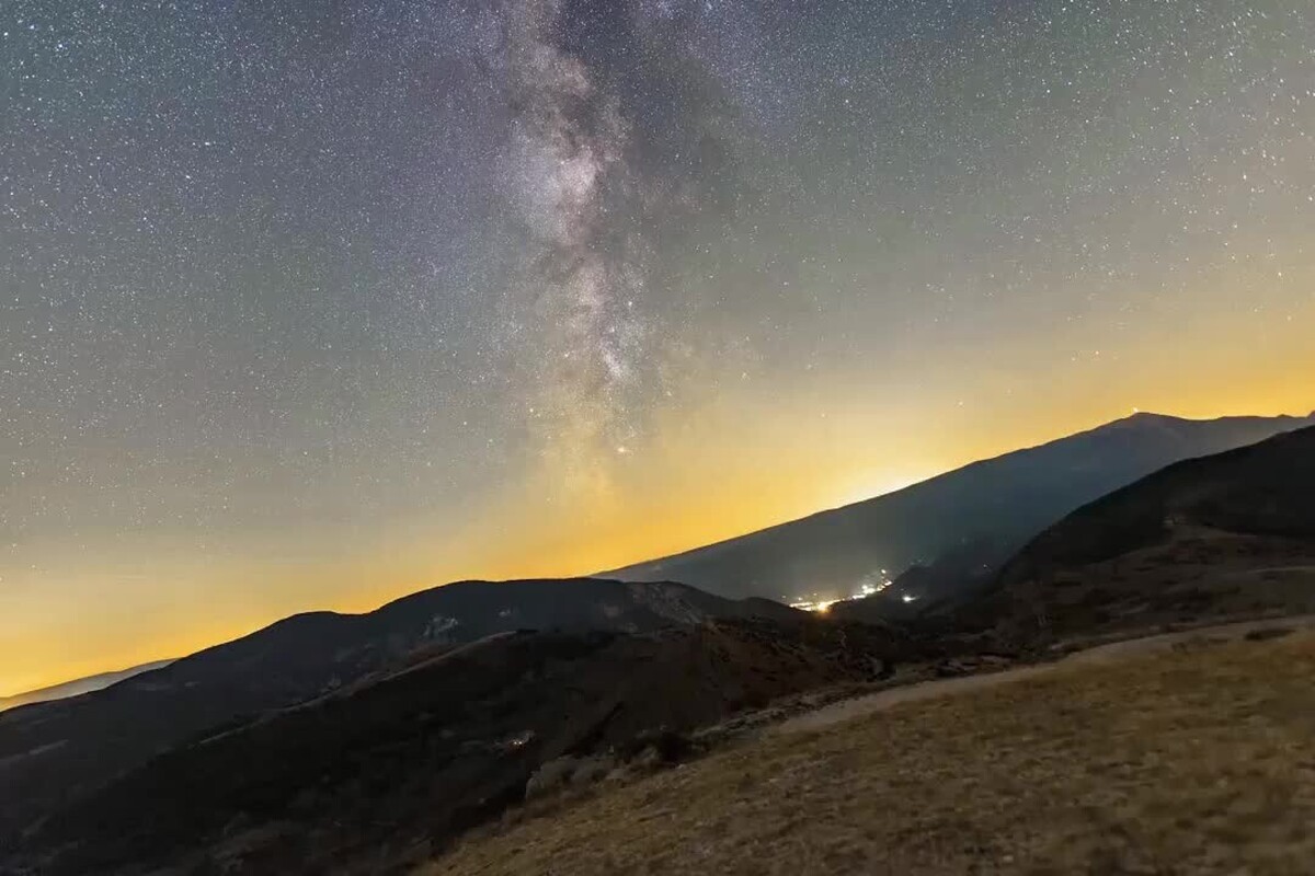 ویدئویی خیره‌کننده از چرخش زمین در مدت هشت ساعت را مشاهده می‌کنید.