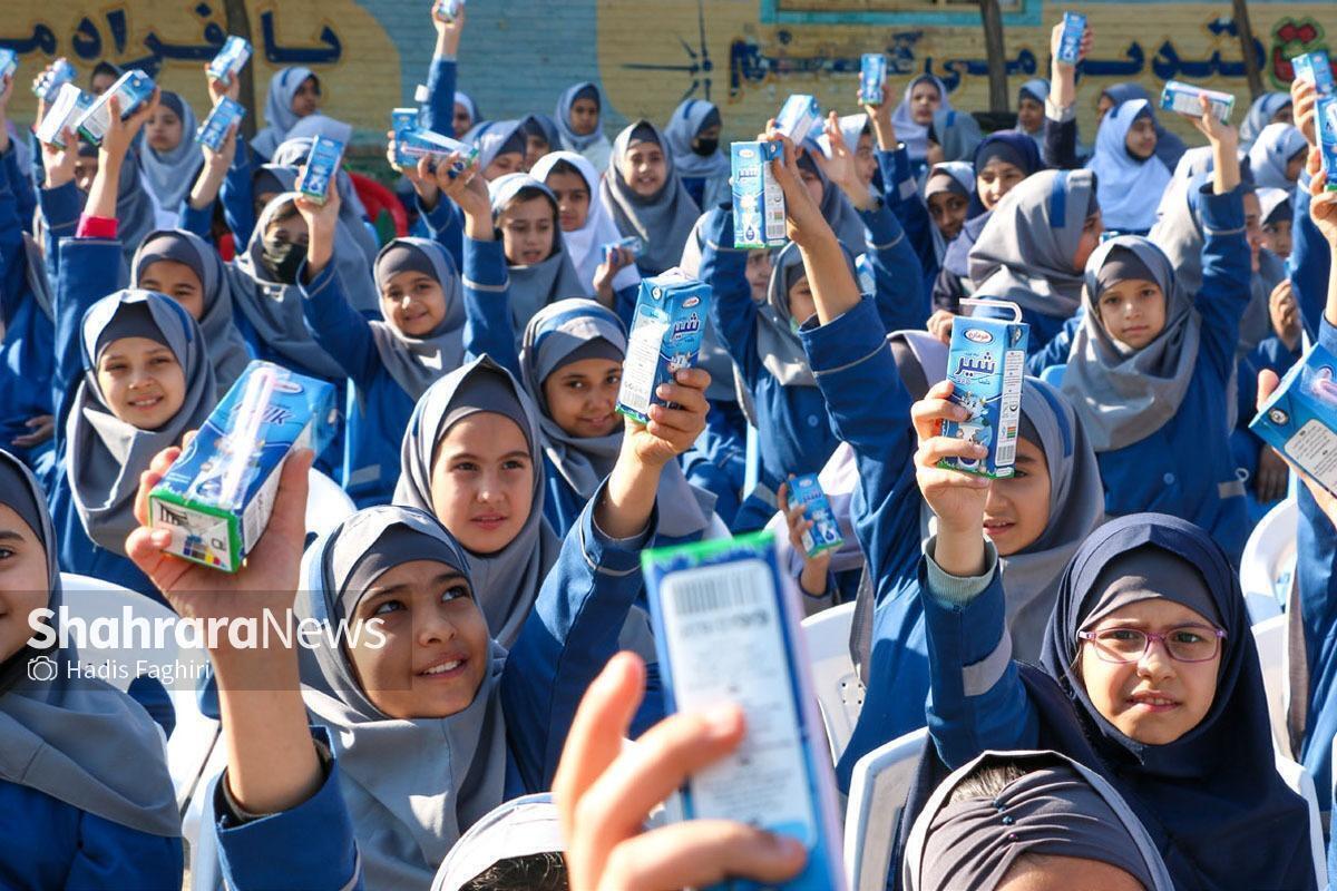 دبیر کمیته ملی شیر وزارت آموزش و پرورش گفت: اولویت توزیع شیر در مدارس با مناطق محروم است و به همه رابطان در سراسر کشور اعلام کردیم از مناطق کم برخوردار آغاز کنند.