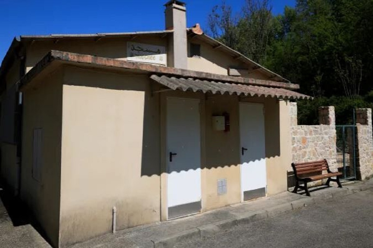 مسجدی در فرانسه که هشت ماه پیش به آتش کشیده شده است و مکان نماز به جای دیگر منتقل شده است، بار دیگر نامه تهدید آمیز دریافت کرد.