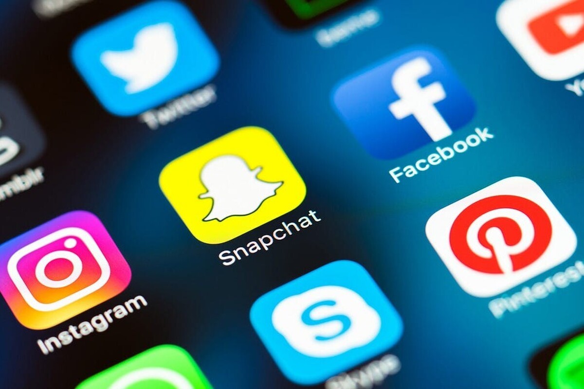 رئیس سازمان بهزیستی کشور با بیان اینکه بیش از ۸۵ درصد نوجوانان ۱۲ تا ۱۸ ساله حداقل در یک شبکه اجتماعی عضویت دارند، گفت: حذف یا محدودسازی نسل نوجوان از دنیای دیجیتال پاسخ‌گو نیست بلکه باید با تربیت دیجیتال و افزایش سواد رسانه‌ای، آنان را به شهروندانی آگاه، خلاق و مسئول در فضای مجازی تبدیل کرد.