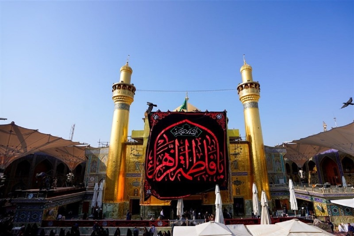 آیین آویخته شدن پرچم عزای شهادت حضرت فاطمه زهرا (س) بر فراز ایوان طلای حرم مطهر امیرالمؤمنین (ع) با حضور خادمان علوی و زائران داغدار برگزار شد.