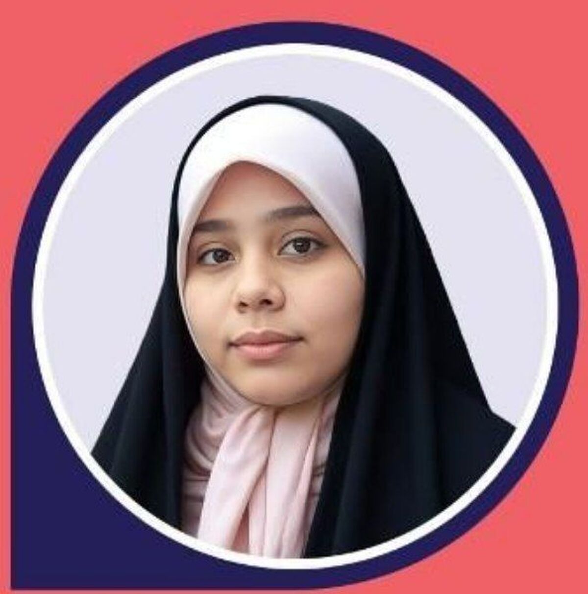 دستش را داخل جیب روپوش مدرسه‌اش می‌برد. انگشتانش به مهره‌های ظریفی می‌خورد که با نخی نازک به یکدیگر متصل شده‌اند. یادگاری محدثه را بیرون می‌آورد؛ دستبند کوچک صورتی‌رنگی که شکوفه‌ای سفید میانش می‌درخشد.