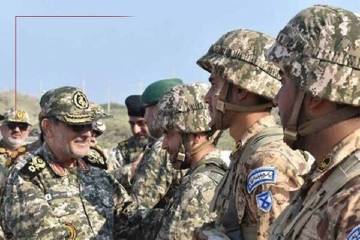 فرمانده نیروی دریایی سپاه از جزایر بوموسی و سیری بازدید کرد.