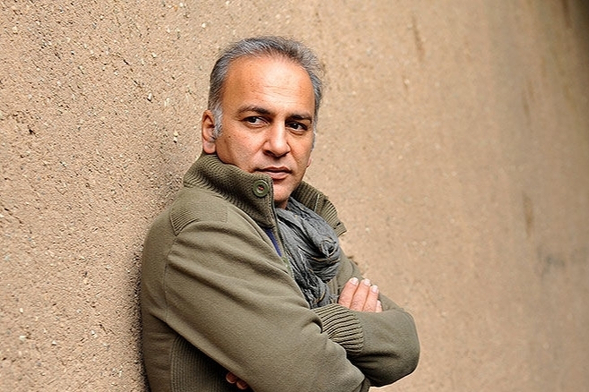 آذرنگ پس از حضور در نمایش «بونکر» به کارگردانی جلال تهرانی، با «کلکسیونر» دوباره به صحنه تئاتر بازمی‌گردد.