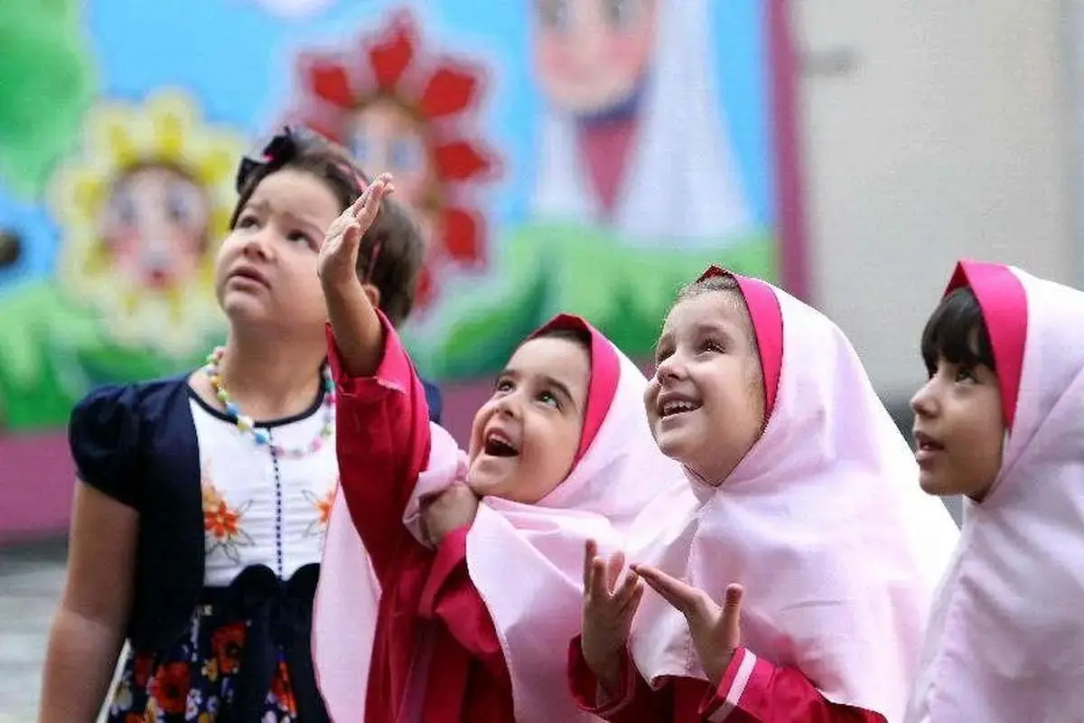 بسیاری از مادران، با نیت خیر وارد عرصه‌ فعالیت‌های مدرسه می‌شوند، اما کم‌کم در چرخه‌ای از مقایسه و رقابت گرفتار می‌شوند؛ خانواده‌هایی که توان مالی کمتری دارند هم در سکوت و معذوریت کنار می‌کشند و نوعی شکاف اجتماعی شکل می‌گیرد.