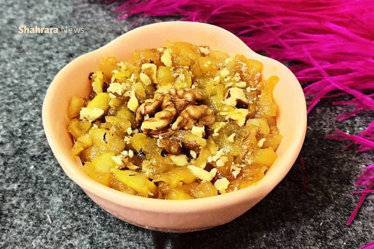 آن روز یلدا رفته بود خانه مادربزرگ تا به او کمک کند خانه‌اش را تمیز کنند. پس از اینکه کارهای خانه تمام شد، مادربزرگ به یلدا گفت‌ می‌خواهد برایش یک خوراکی خوشمزه درست کند که اسمش سیب کاراملی است.