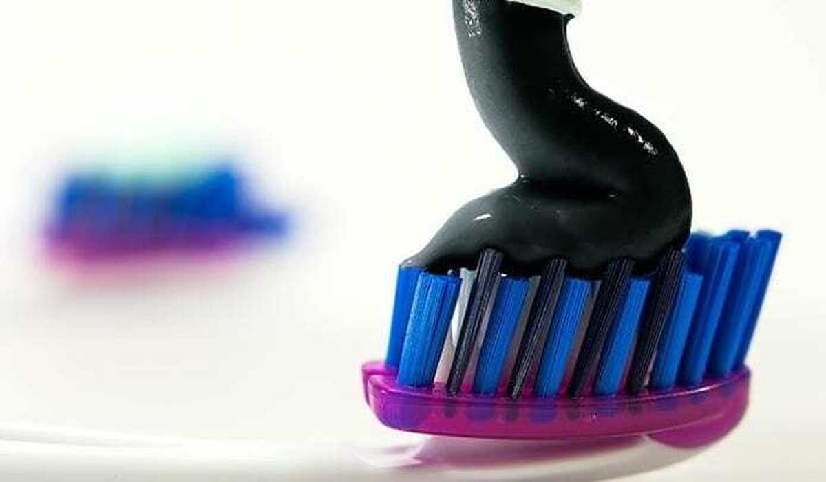 بسیاری از کاربران رسانه‌های اجتماعی این روز‌ها توصیه می‌کنند که از خمیردندان‌های حاوی زغال استفاده کنید تا دندان‌هایی براق‌تر و لبخندی درخشان‌تر داشته باشید.